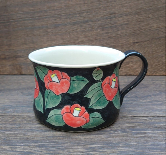 鮮やかな赤椿のマグカップ 1枚目の画像