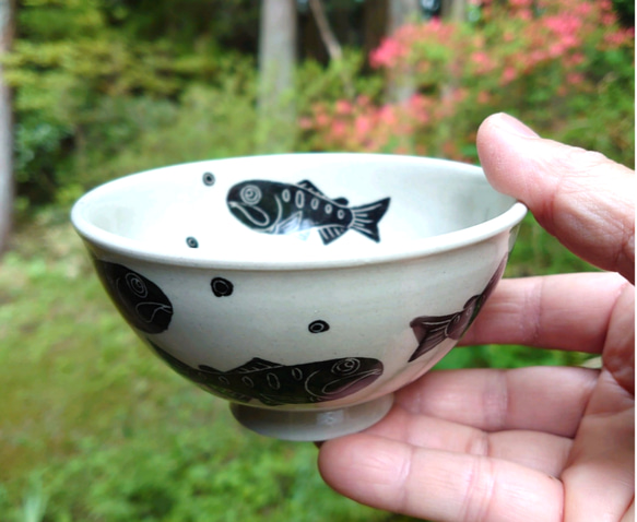 シルエットのヤマメが泳ぐ小ぶりのご飯茶碗 1枚目の画像