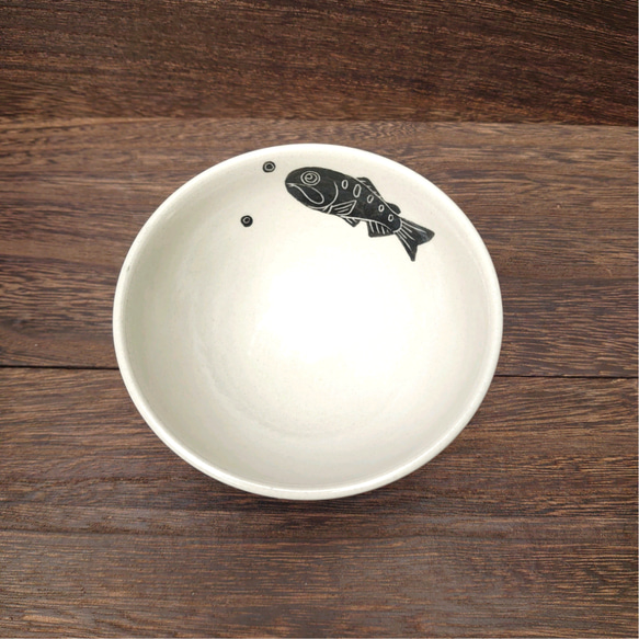 シルエットのヤマメが泳ぐ小ぶりのご飯茶碗 4枚目の画像