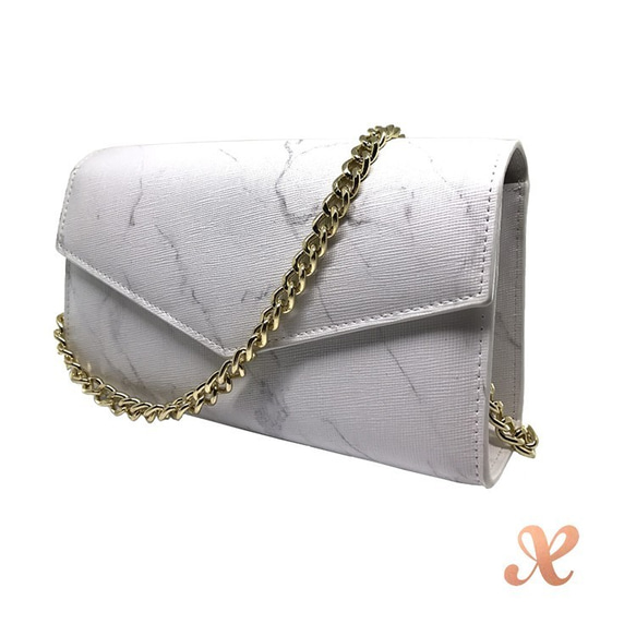 Leather chain bag in white marble print 2枚目の画像