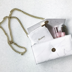 Leather chain bag in white marble print 3枚目の画像