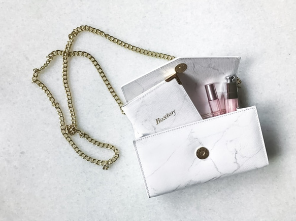 Leather chain bag in white marble print 3枚目の画像