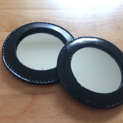 【本革】コンパクトミラー手鏡 可愛い丸型♥ 黒レザー エナメル ２枚組 2枚目の画像