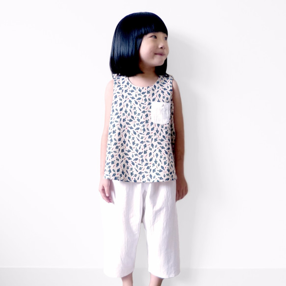 少女と風の赤と緑の魚のプリントノースリーブTシャツ - 日本の綿印刷物 - 手作り限定版の子供服 3枚目の画像