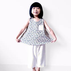 少女と風の赤と緑の魚のプリントノースリーブTシャツ - 日本の綿印刷物 - 手作り限定版の子供服 4枚目の画像