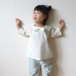 リトル・ガール・ブルーチューリップ小さなショルダーブラウスの袖 - 日本の綿印刷物 - 手作り限定版の子供服 3枚目の画像