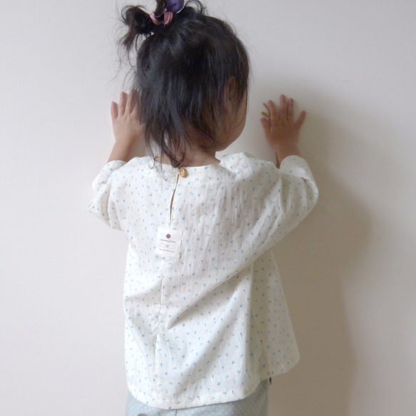 リトル・ガール・ブルーチューリップ小さなショルダーブラウスの袖 - 日本の綿印刷物 - 手作り限定版の子供服 5枚目の画像