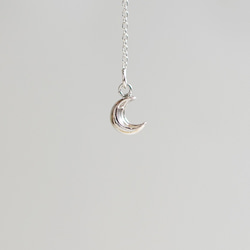 【童話系】微月光垂墜針式耳環（單只）（1pc）手作純銀silver925  moon プチ ムーン 第3張的照片