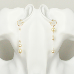 《イヤリング》Bubbles pearl asymmetry earring/Cream×Gold 1枚目の画像
