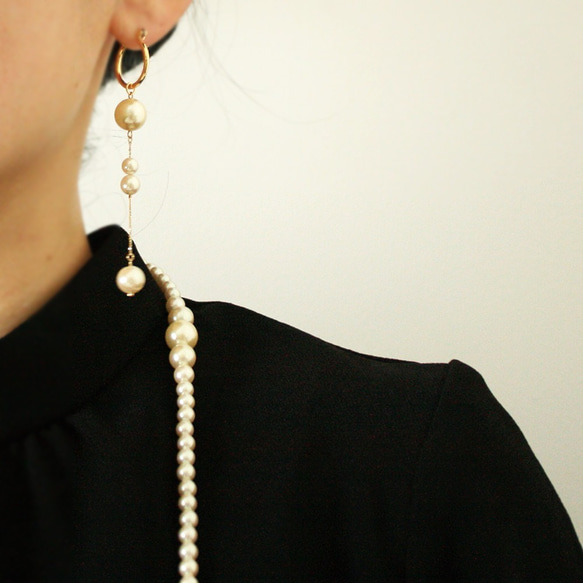 《イヤリング》Bubbles pearl asymmetry earring/Cream×Gold 3枚目の画像
