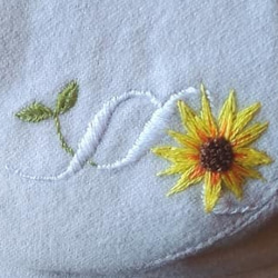 【イニシャル刺繍します】あなたの誕生花を。イニシャル刺繍サービス〜帽子へ〜 1枚目の画像