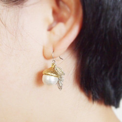 14kgf 黃銅與綿珍珠的橡子耳環(可變更為夾式耳環) 第4張的照片