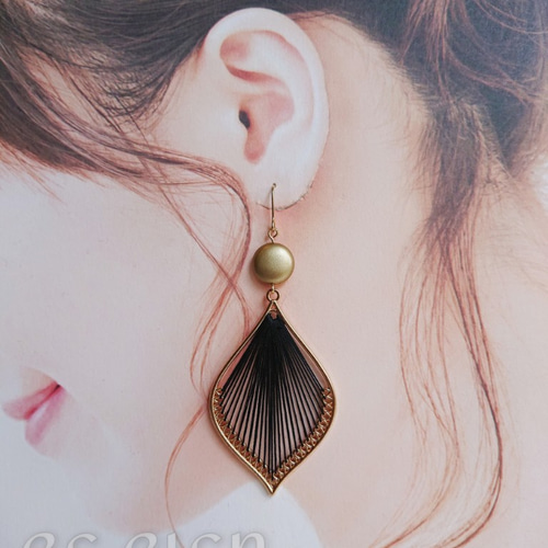 リーフ型糸かけチャームのピアス ピアス（フック・チェーン） LE LIEN  