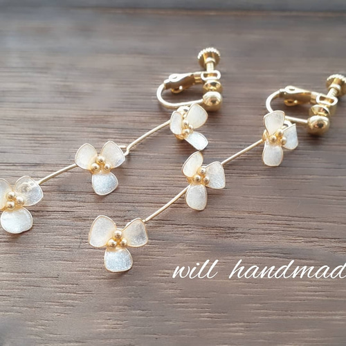 ボタニカルホワイト小花ピアス(イヤリング変更可) ピアス（フック