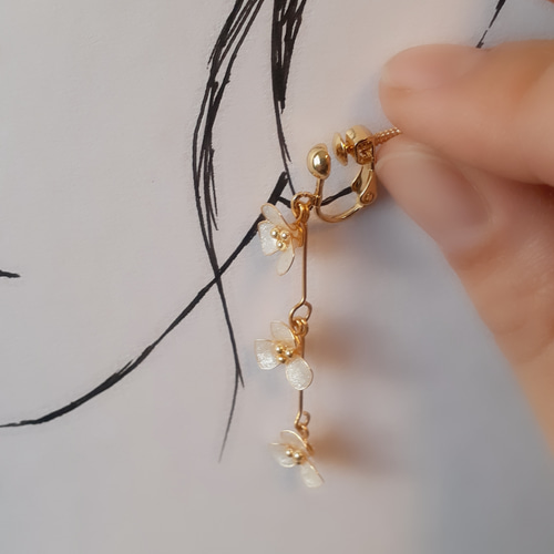 ボタニカルホワイト小花ピアス(イヤリング変更可) ピアス（フック
