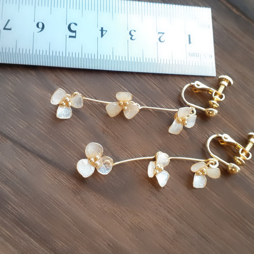 ボタニカルホワイト小花ピアス(イヤリング変更可) ピアス（フック