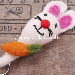 【Zentopia Handicrafts】羊毛氈-偷吃紅蘿蔔小白兔鑰匙圈 第2張的照片