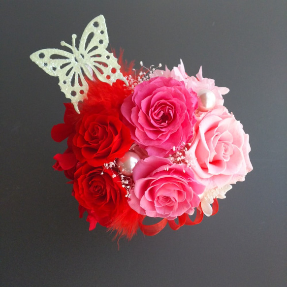 プリザーブドフラワー　蝶々と薔薇のアレンジ　赤 ピンク　還暦祝　お誕生日祝　新築祝　ブリザードフラワー　プリザ 5枚目の画像