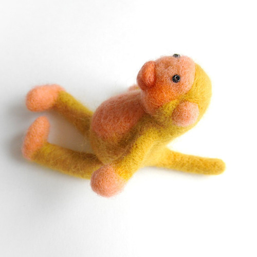 足ぷらぷら金のお猿さん 羊毛フェルト マナウヲ（てんめのながや