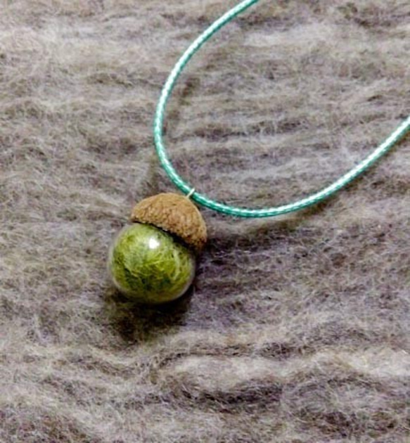 彩色橡果鍊-草綠         /玻璃球/羊毛氈 第1張的照片