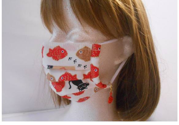 ３サイズから選べる和柄の布マスク　プリーツタイプ　　重ね付けにもピッタリ　　鯛とネコ柄 1枚目の画像