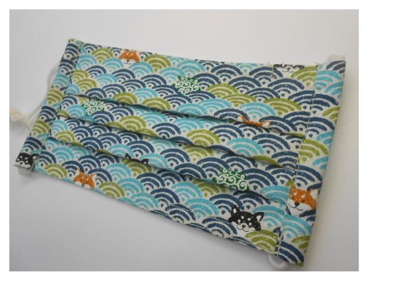 ３サイズから選べる和柄の布マスク　プリーツタイプ　　　青海波に柴犬 2枚目の画像