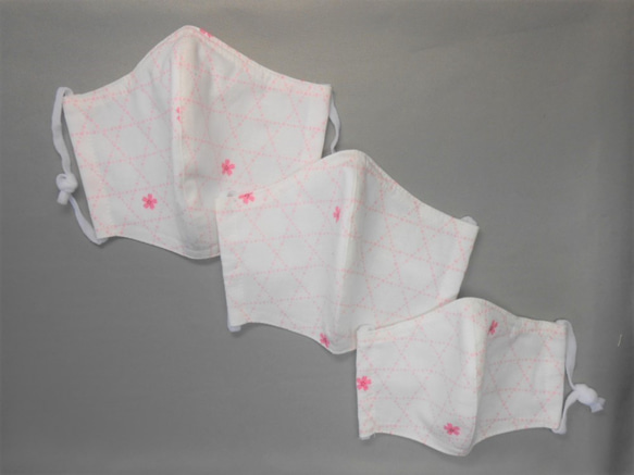 ３サイズから選べる和柄の布マスク　立体タイプ　重ね付けにもピッタリ　　白地に桜柄 2枚目の画像