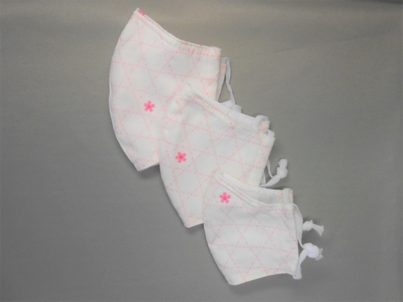 ３サイズから選べる和柄の布マスク　立体タイプ　重ね付けにもピッタリ　　白地に桜柄 3枚目の画像