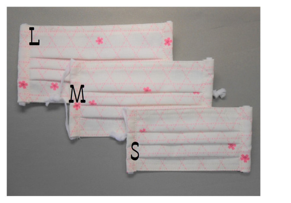３サイズから選べる和柄の布マスク　プリーツタイプ　重ね付けにもピッタリ　　白地に桜柄 1枚目の画像