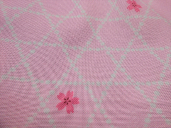 ３サイズから選べる和柄の布マスク　プリーツタイプ　重ね付けにもピッタリ　　ピンク地に桜柄 2枚目の画像