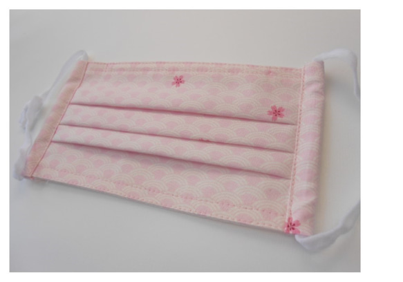 ３サイズから選べる和柄の布マスク　プリーツタイプ　重ね付けにもピッタリ　　ピンク地青海波に桜 1枚目の画像