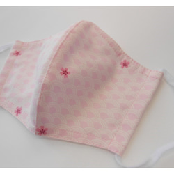 ３サイズから選べる和柄の布マスク　立体タイプ　重ね付けにもピッタリ　　ピンク地青海波に桜 1枚目の画像