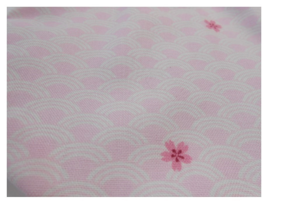 ３サイズから選べる和柄の布マスク　立体タイプ　重ね付けにもピッタリ　　ピンク地青海波に桜 4枚目の画像