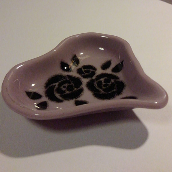 大人可愛いハートの小皿「black rose」 3枚目の画像