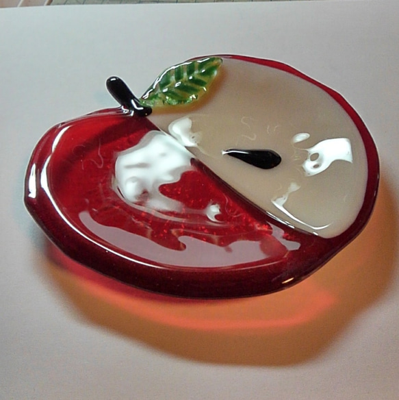 ガラスのお皿「りんごちゃん」 1枚目の画像