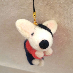 羊毛フェルト【犬】 オーバーオールブルテリア携帯ストラップ(キーホルダー) 1枚目の画像