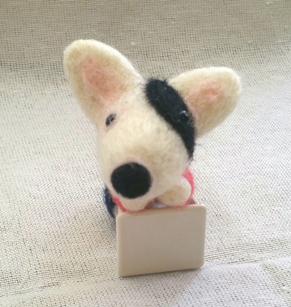 羊毛フェルト【犬】 オーバーオールブルテリア携帯ストラップ(キーホルダー) 2枚目の画像