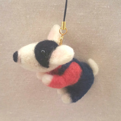 羊毛フェルト【犬】 オーバーオールブルテリア携帯ストラップ(キーホルダー) 3枚目の画像