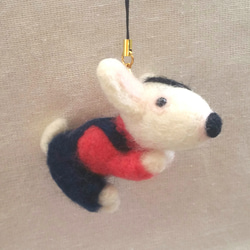 羊毛フェルト【犬】 オーバーオールブルテリア携帯ストラップ(キーホルダー) 4枚目の画像