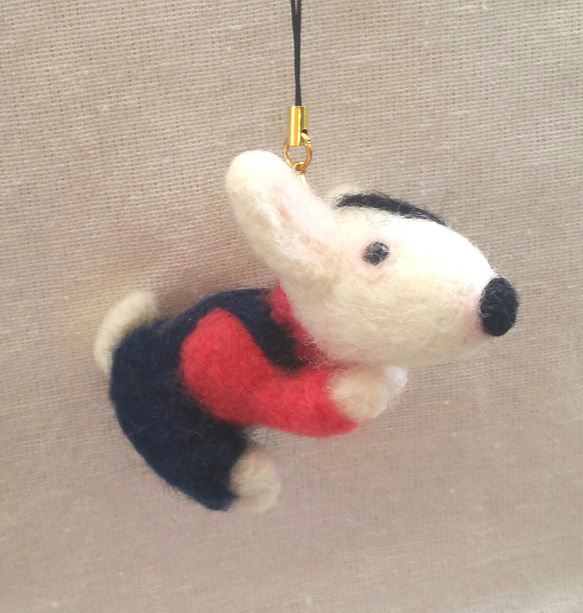 羊毛フェルト【犬】 オーバーオールブルテリア携帯ストラップ(キーホルダー) 4枚目の画像