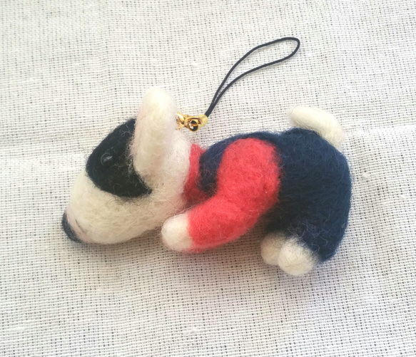 羊毛フェルト【犬】 オーバーオールブルテリア携帯ストラップ(キーホルダー) 5枚目の画像