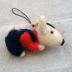羊毛フェルト【犬】 オーバーオールブルテリア携帯ストラップ(キーホルダー) 6枚目の画像