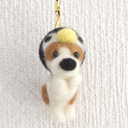 羊毛フェルト【犬】 ペンギンを被ったジャックラッセルテリア携帯ストラップ 3枚目の画像