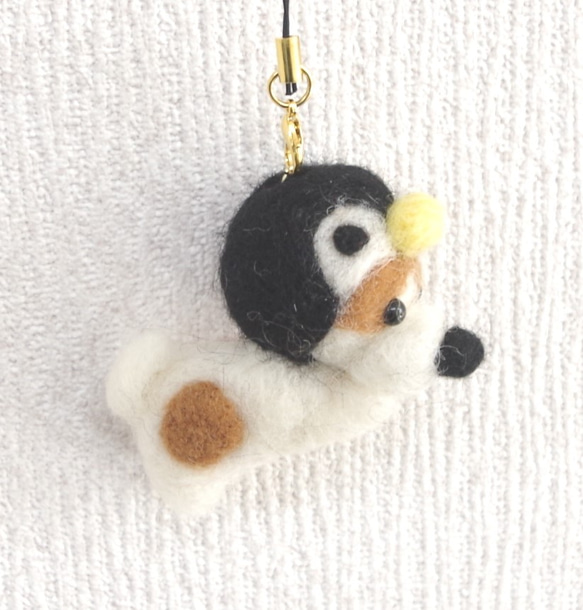 羊毛フェルト【犬】 ペンギンを被ったジャックラッセルテリア携帯ストラップ 4枚目の画像