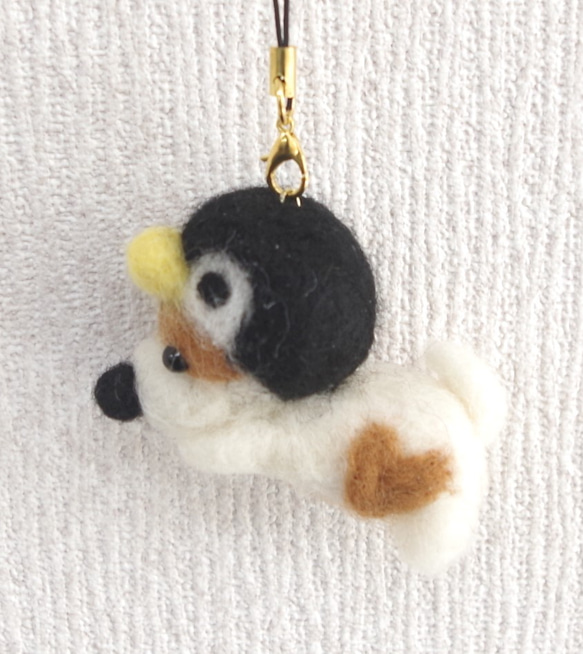 羊毛フェルト【犬】 ペンギンを被ったジャックラッセルテリア携帯ストラップ 5枚目の画像