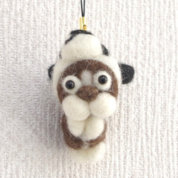 羊毛フェルト【犬】 パンダを被ったフレンチブルドッグ携帯ストラップ 2枚目の画像