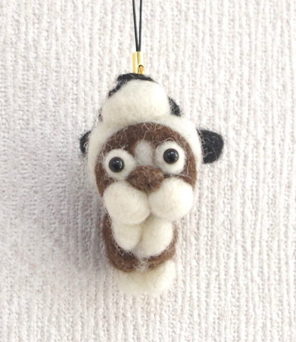 羊毛フェルト【犬】 パンダを被ったフレンチブルドッグ携帯ストラップ 2枚目の画像
