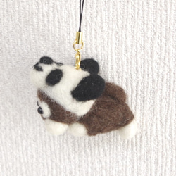 羊毛フェルト【犬】 パンダを被ったフレンチブルドッグ携帯ストラップ 4枚目の画像