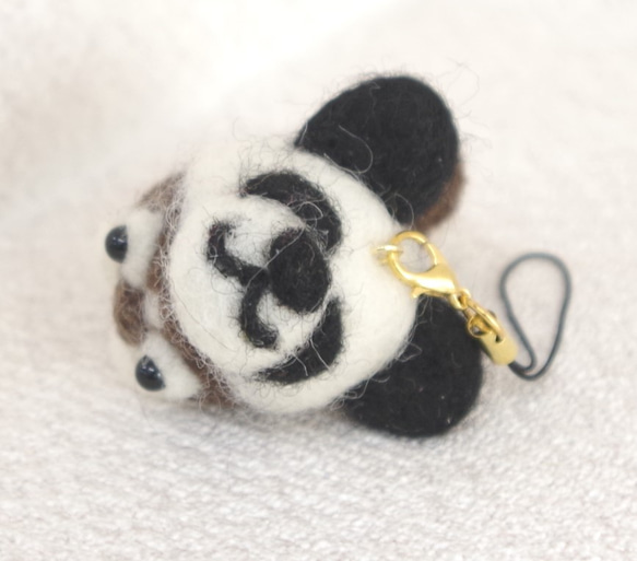 羊毛フェルト【犬】 パンダを被ったフレンチブルドッグ携帯ストラップ 7枚目の画像