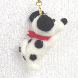 羊毛フェルト【犬】 赤いりぼんダルメシアン携帯ストラップ 2枚目の画像
